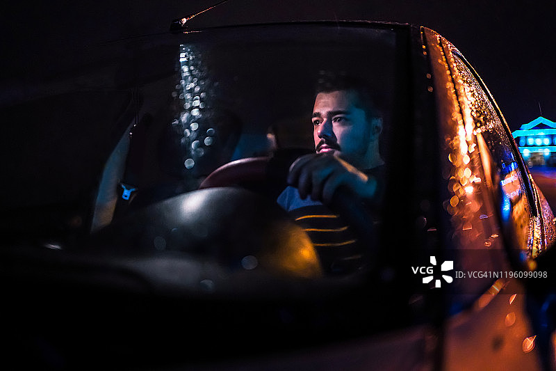 一个人在雨夜开车图片素材