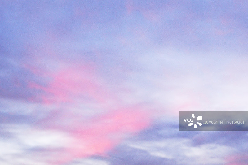 上面的天空:彩色的云彩图片素材