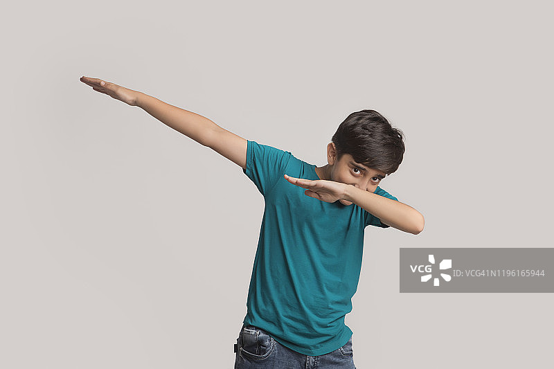 一个快乐的小男孩跳舞的肖像。(儿童)图片素材