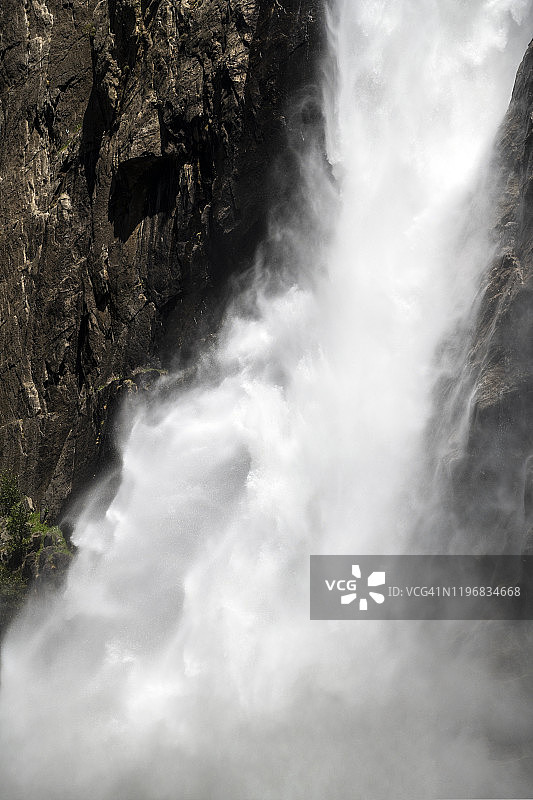 加州约塞米蒂国家公园的约塞米蒂瀑布图片素材