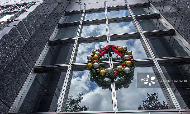 公司大楼上的圣诞花环图片素材