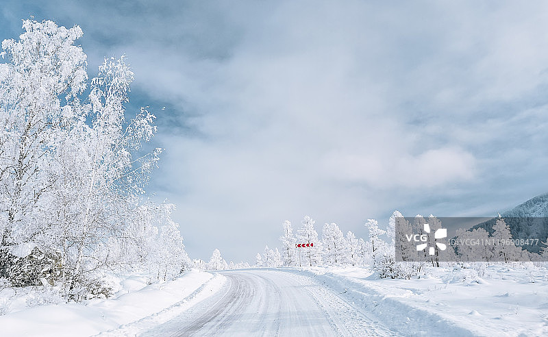 冬季冰雪覆盖的冷杉树景观与森林和道路的看法，阿尔泰，西伯利亚，俄罗斯图片素材