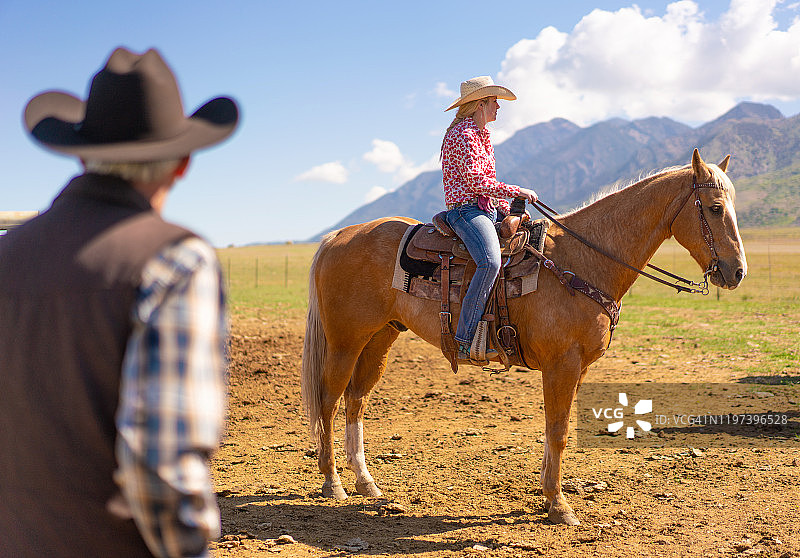美国犹他州的牧场主骑马图片素材