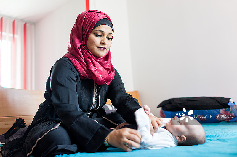 穆斯林母亲和婴儿图片素材