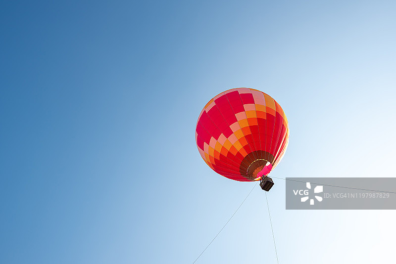 红色的气球映衬着阳朔湛蓝的天空图片素材