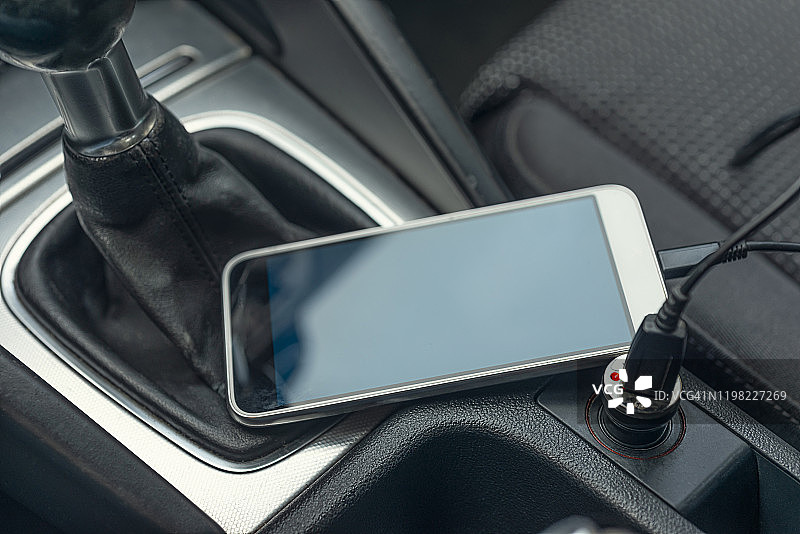 手机在车里充电图片素材