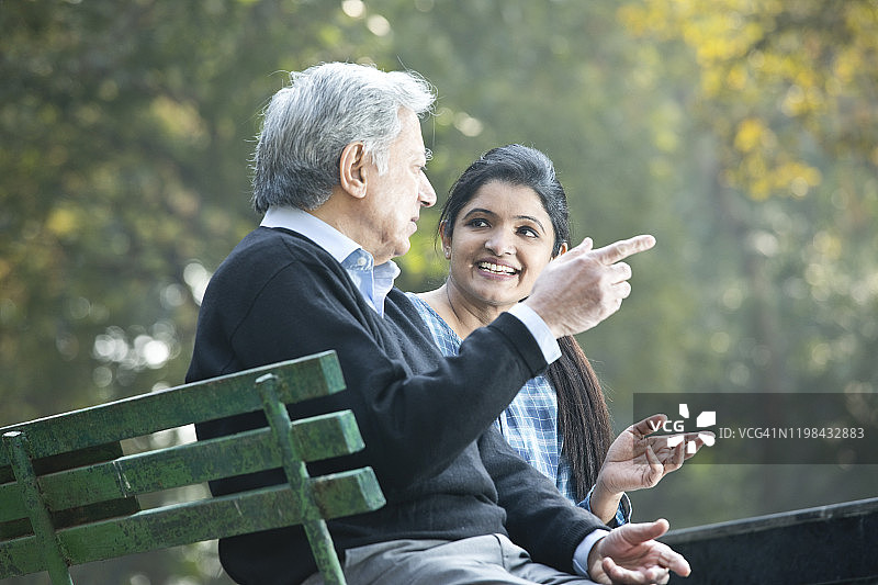 女儿和老父亲在公园聊天图片素材