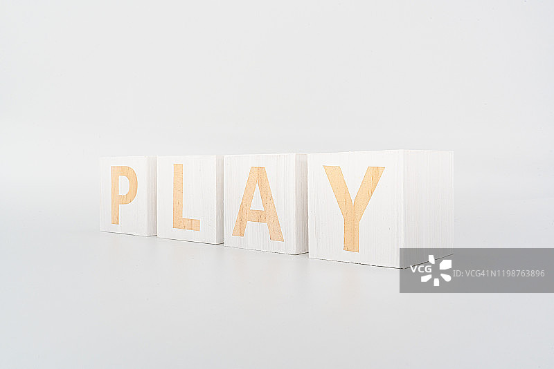 单词“Play”木头立方体在木头上图片素材