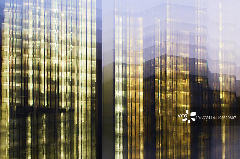 用模糊的灯光和抽象的背景照亮城市天际线和办公楼图片素材