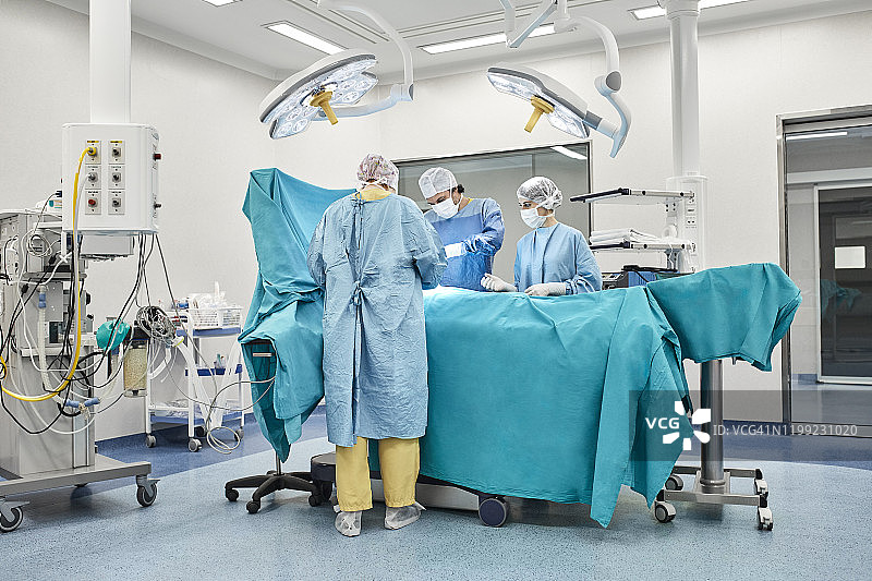 在手术室里进行手术的外科医生图片素材