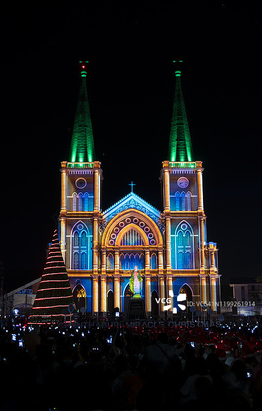 华丽的正面罗马天主教教区的Chanthaburi在黄昏，大教堂的无玷圣婴，泰国。这座教堂对公众开放。图片素材