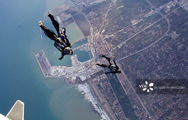 两名跳伞运动员在Castellón西班牙港口上空跳伞图片素材