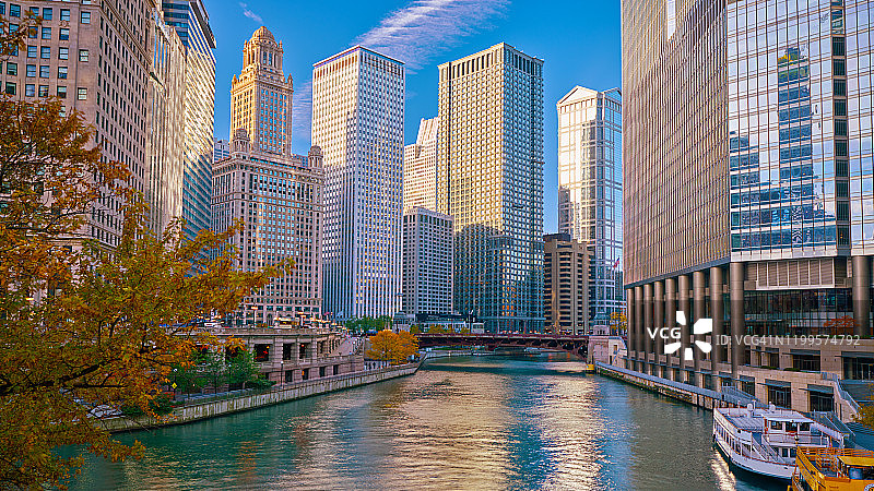 芝加哥河漫步在城市景观河边图片素材