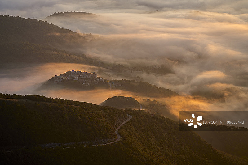 意大利，鸟瞰图的浓雾笼罩在亚平宁†山脉森林山谷图片素材