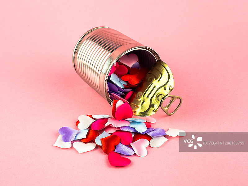 爱情和浪漫主义的概念。一个敞开的铁罐，里面装满了五颜六色的心图片素材