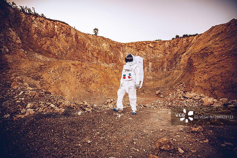 宇航员独自探索火星图片素材