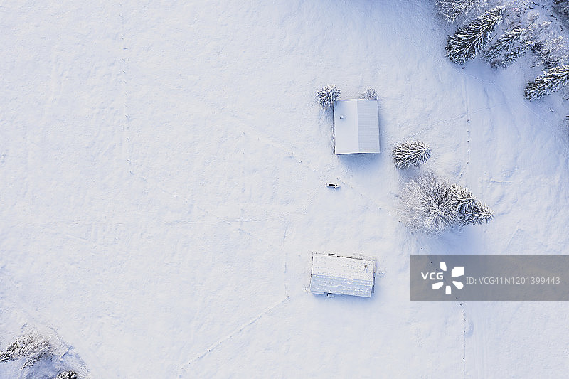 雪景鸟瞰图和屋顶上有雪的木屋图片素材