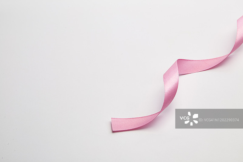 粉红色卷曲的丝带孤立在白色背景上图片素材