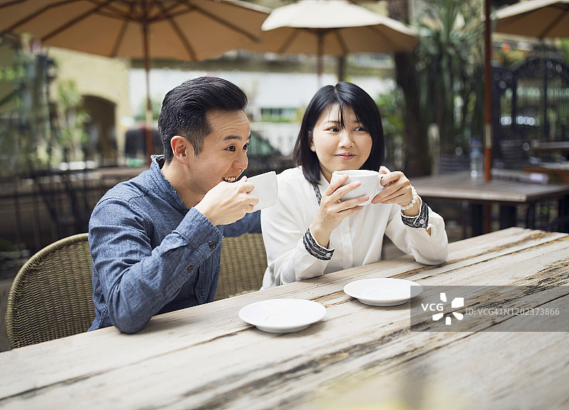年轻夫妇在喝咖啡休息图片素材