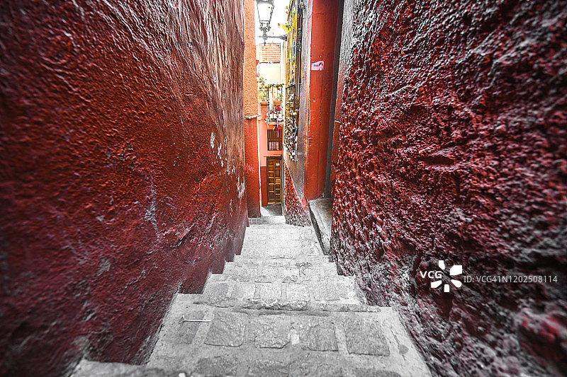 有台阶和红墙的狭窄小巷，墨西哥图片素材