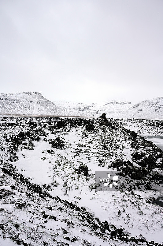 冰岛西部贝塞克贾兰的冰冻湖和熔岩场图片素材