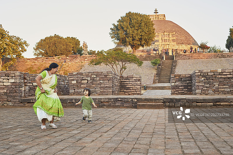 印度中央邦，博帕尔，老奶奶和孙子在广场上玩耍图片素材
