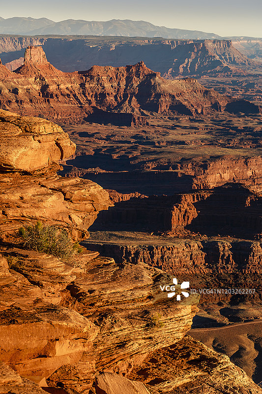 日落时分，美国犹他州山谷和峡谷地上空的死马点图片素材