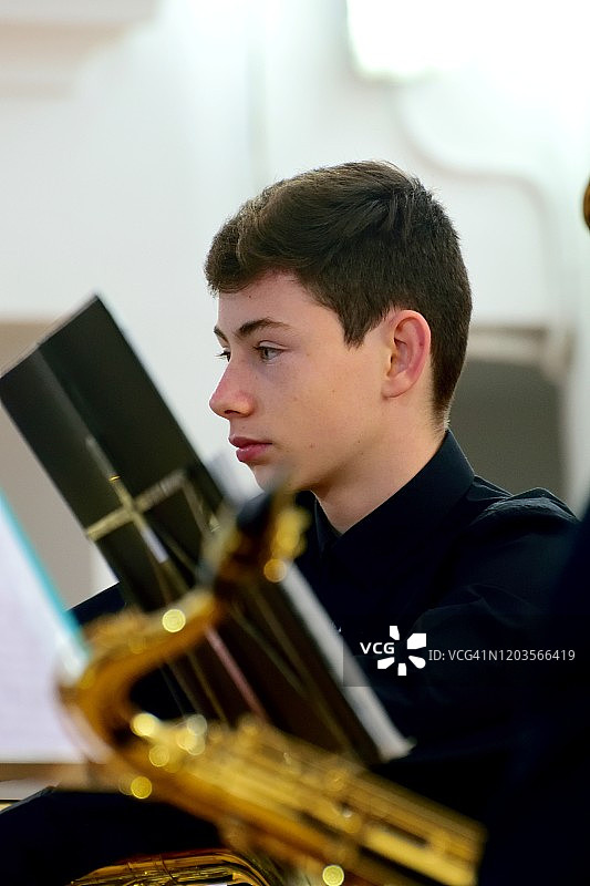 一个在音乐会上演奏低音管的少年图片素材
