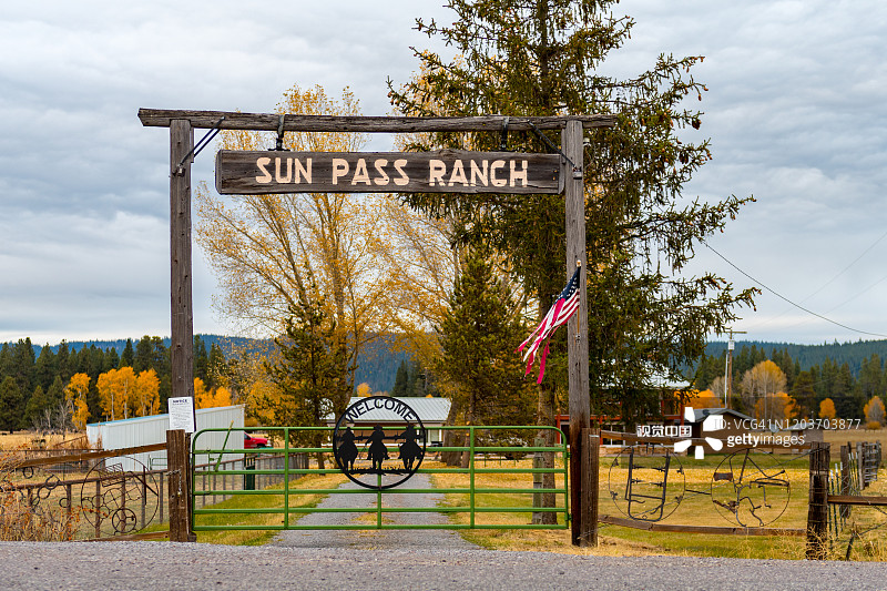 木制拱门入口太阳通行证农场附近的克拉马斯堡，美国俄勒冈州图片素材