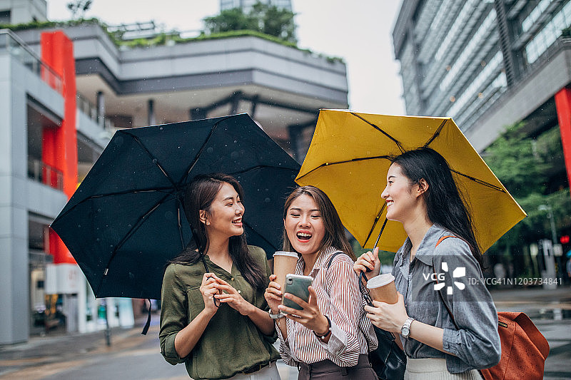 在街上用智能手机的女人图片素材