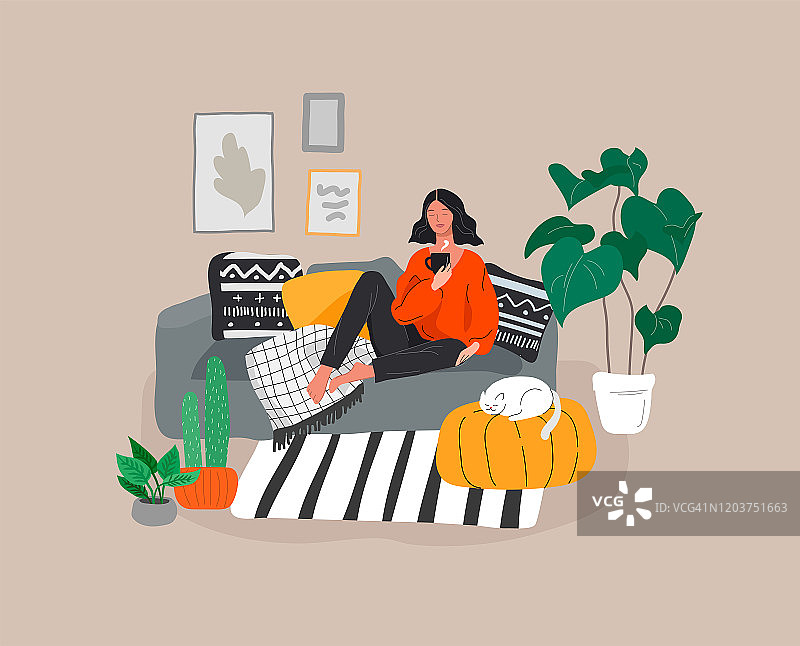 女孩女孩坐在沙发上休息，还有一只猫和咖啡。日常生活和日常场景的年轻女子在斯堪的纳维亚风格舒适的室内与家植物。卡通向量图片素材