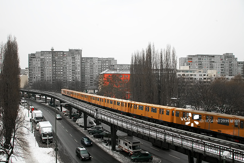 白雪皑皑的城市景观与高架地铁线在克罗伊茨贝格区，德国柏林图片素材