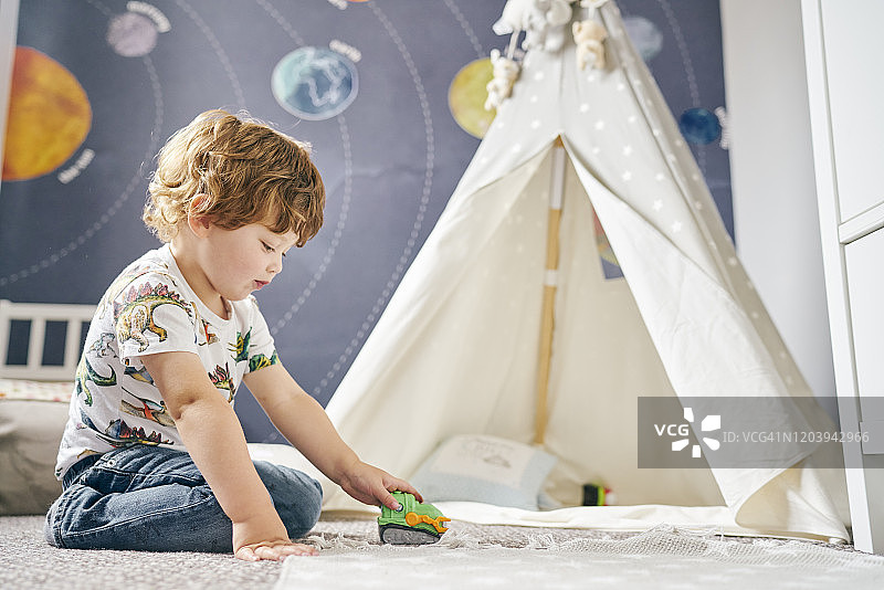 孩子在房间里玩耍，孩子的帐篷，墙上的太阳系壁画图片素材