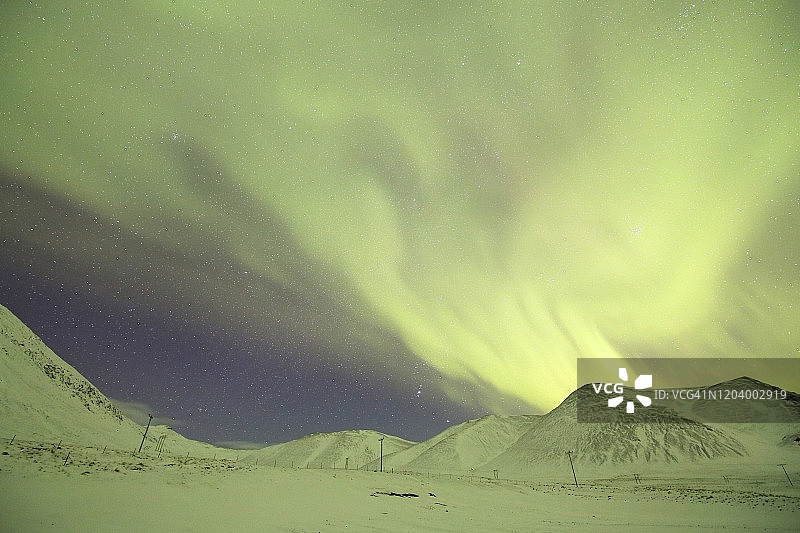 冰岛格伦达峡湾冬季的北极光图片素材