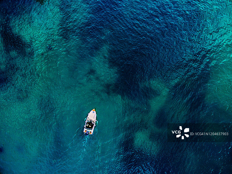 克罗地亚快艇和蓝色大海的鸟瞰图。图片素材