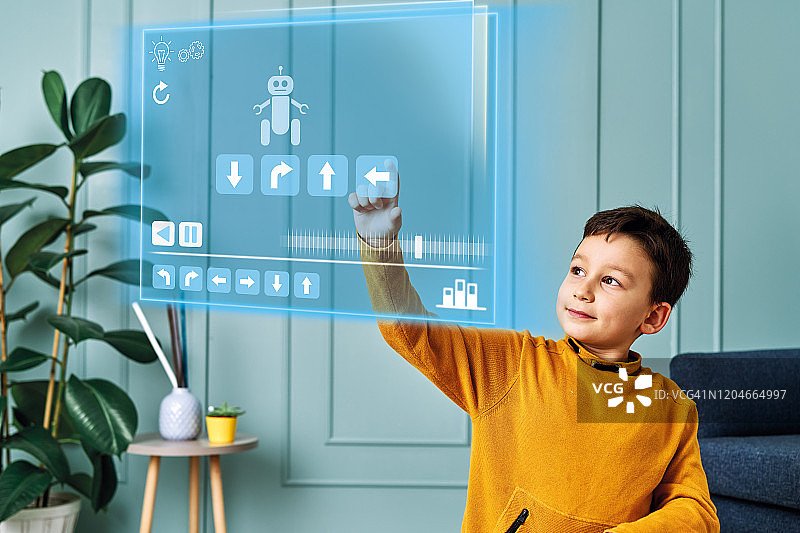 虚拟屏幕上的未来儿童编程机器人。图片素材