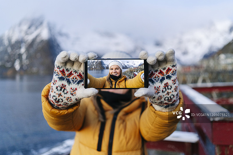 微笑的游客在挪威罗浮敦的哈姆诺伊自拍图片素材