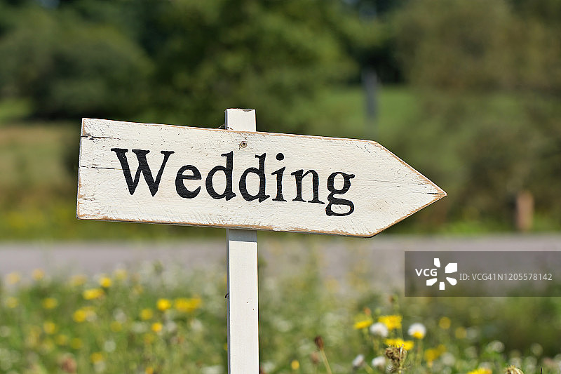 乡村白色手工婚礼标志从一个真实的生活户外乡村婚礼图片素材