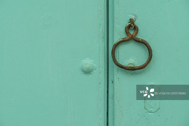 绿色门和旧门环图片素材