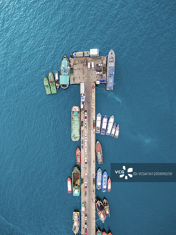 运输船停靠在海上码头。图片素材