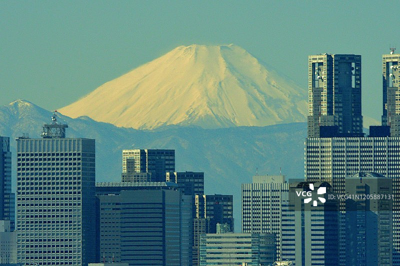 富士山和东京天际线:白天和夜晚图片素材