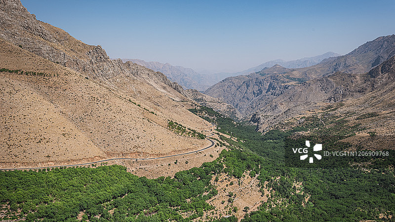 伊朗西部库尔德斯坦省Uraman Takht附近山区肥沃的山谷图片素材
