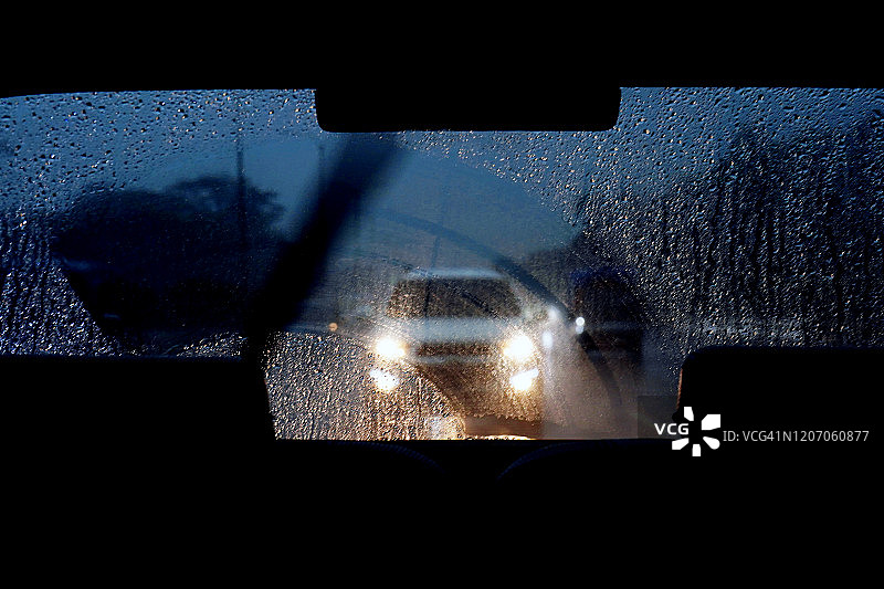 透过挡风玻璃看雨中的交通图片素材
