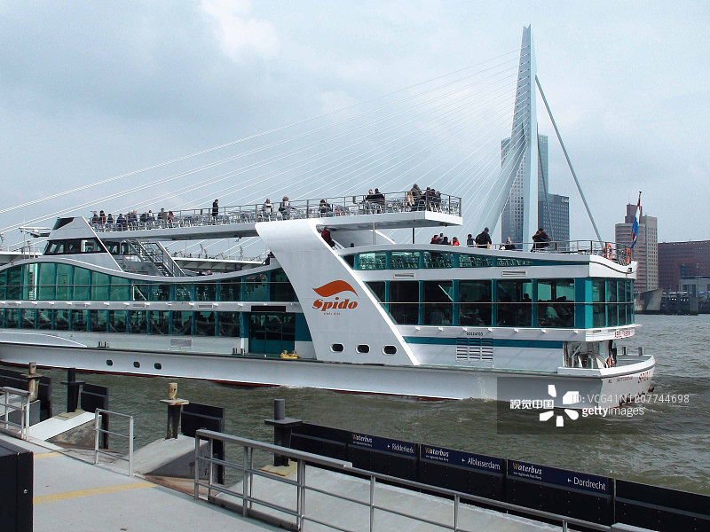 鹿特丹港休闲游船，人们，建筑外观在荷兰。欧洲图片素材