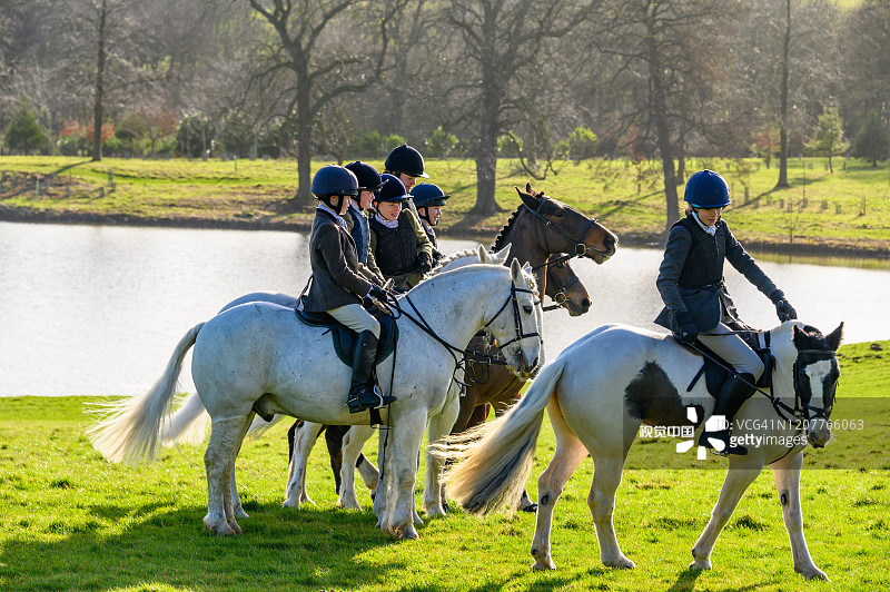 在英国乡间，孩子们骑着马，等待着猎狐活动的开始图片素材