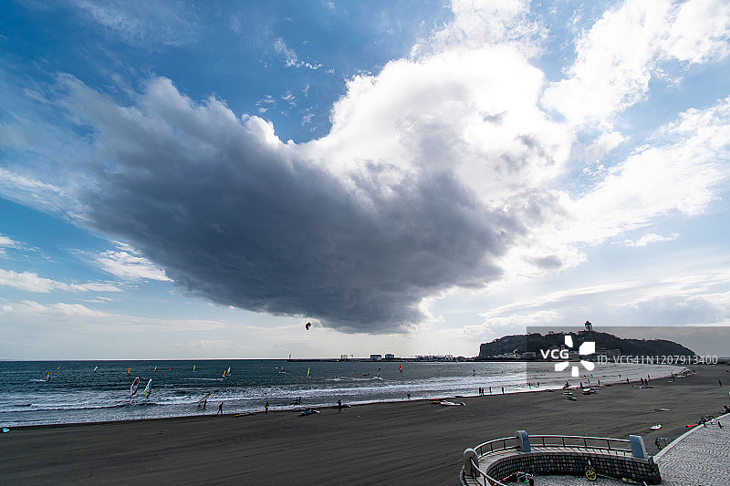 日本神奈川县海滩上的雨云图片素材
