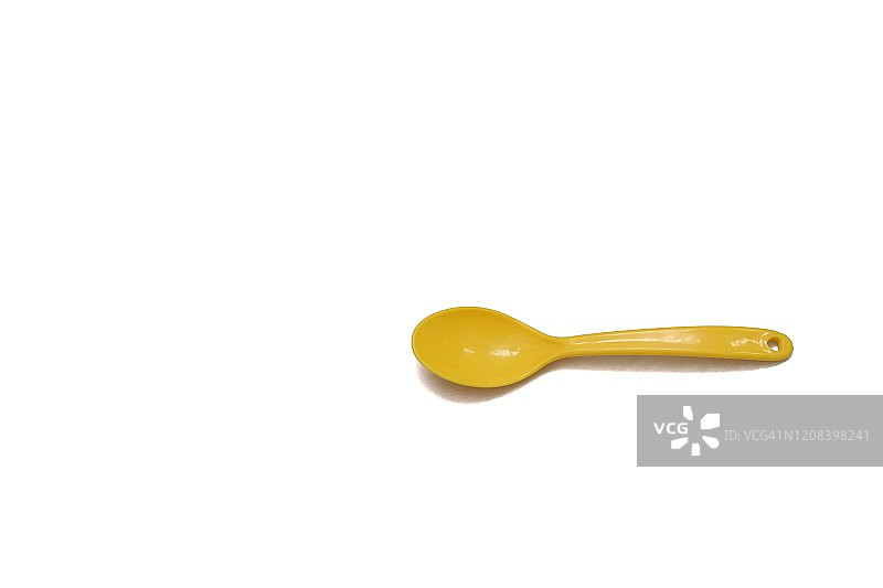 一个小黄勺在白色孤立的背景图片素材