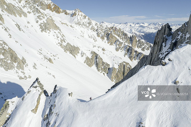滑雪登山运动员攀登积雪的山脊线图片素材