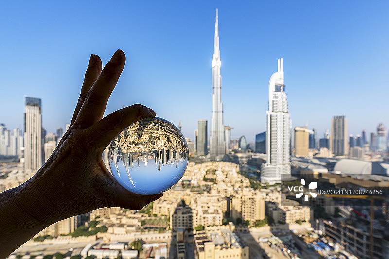 反映迪拜城市天际线的水晶球图片素材