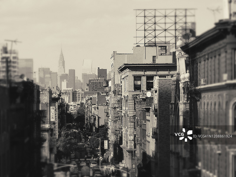 操纵高角度的曼哈顿与克莱斯勒大厦远远在地平线上。美国纽约市图片素材